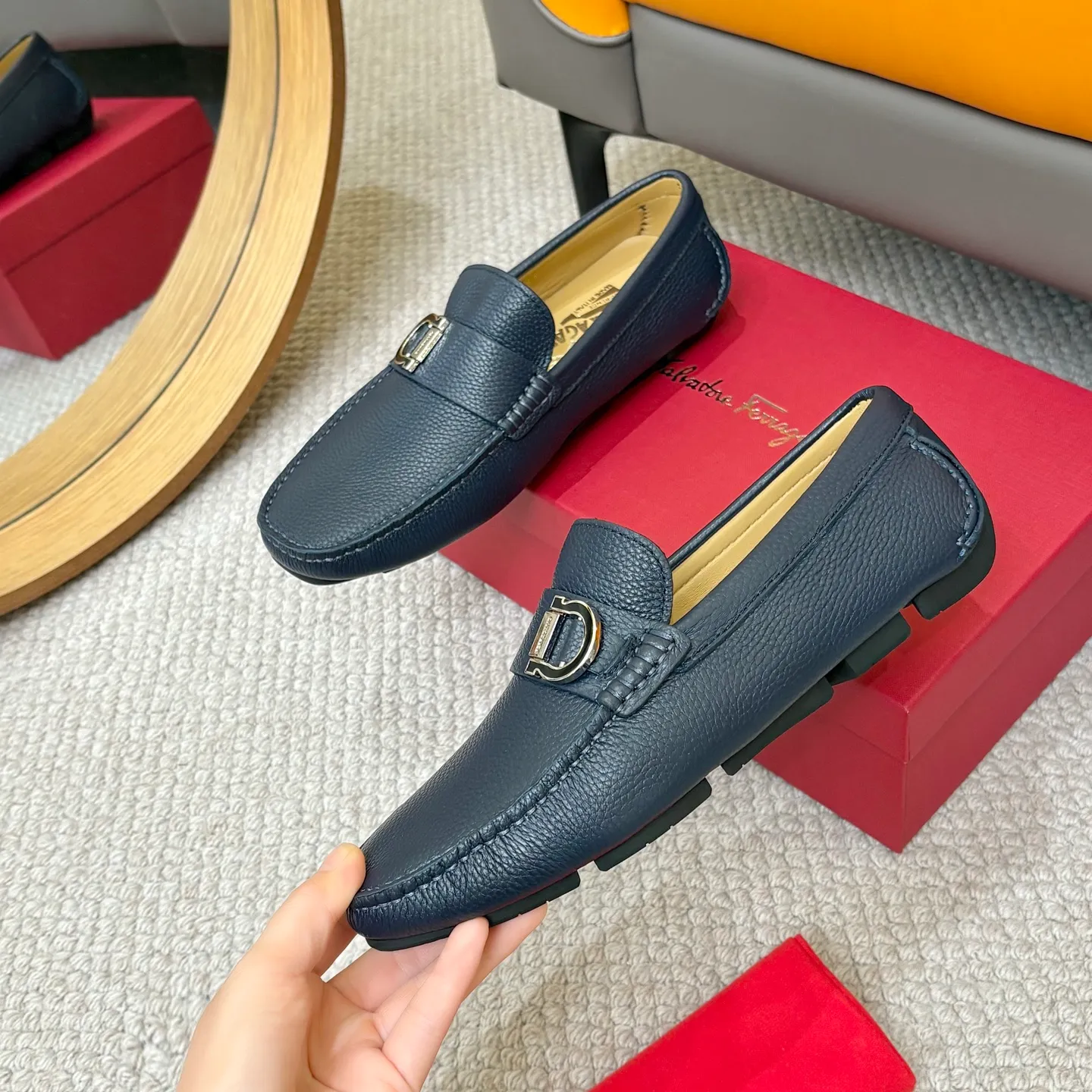 Men's men's shoes 💰420 (Yangli) Ferragamo 〰Ferragamo 2⃣️0⃣️2⃣️5️⃣ New series 👊🏻 Upper 🇮🇹 Italian imported calfskin, original outsole molding. Water-dyed sheepskin lining. The identity of every successful man is set off, and the upper and lower shoes are elegant and stable🚶🏻🚶🏻The high-end custom counter original replica is an eternal classic🔍️Number of codes: 38-46 with counter packaging